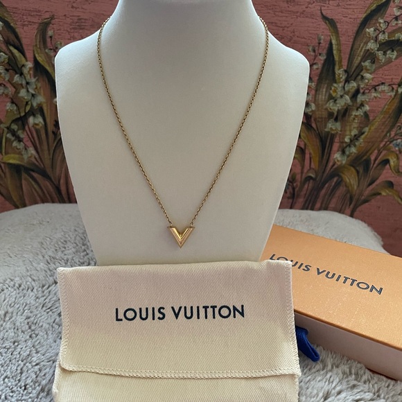 Louis Vuitton Essential V Necklace -Full set in EUC - Picture 1 of 9
